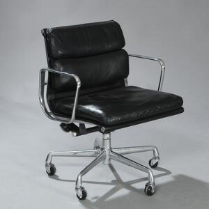 Charles Eames Soft Pad Chair. Kontorstol med drejesokkel og stel af forkromet aluminium. Sæde og ryg betrukket med sort skind. Model EA 434.