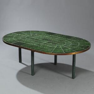 Bjørn Wiinblad Sofabord med stel af grønlakeret metal. Oval plade ilagt kakler af grønglaseret lertøj med indridset motiv i relief, kant af messing.