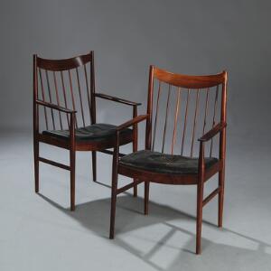 Helge Sibast Et par højryggede armstole af palisander, ryg med vertikale sprosser. Sæde betrukket med sort skind. Model 423. 2