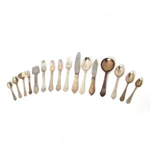 Georg Jensen Antik. Bestik af hammerslået sølv og sterlingsølv. Georg Jensen 1908-1914, 1915-1930 samt efter 1945. Vægt 1180 gr. 33