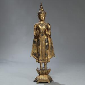 Stående Siam Buddha af forgyldt bronze. 20. årh. H. 147 cm.