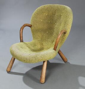 Philip Arctander Muslingestolen. Lænestol med armlæn og ben af bøg. Sæde og ryg betrukket med dybthæftet, gult stof.