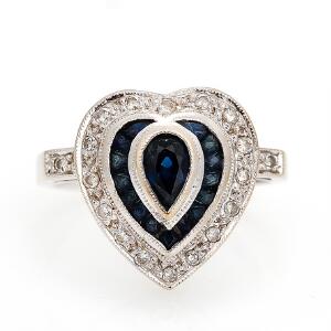 Safir- og diamantring af 18 kt. hvidguld prydet med facetslebne safirer og brillantslebne diamanter. Str. 52,5. Ca. 1990.