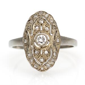 Art deco diamantring af 14 kt. hvidguld prydet med rosen- og brillantslebne diamanter med ældre slibning. Str. 58. Ca. 1920-30.