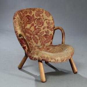 Philip Arctander Muslingestolen. Lænestol med armlæn og ben af eg. Sæde og ryg betrukket med lærredsstof påtrykt rødt blomstermønster.