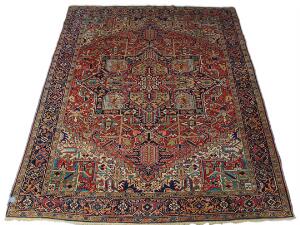 Heriz tæppe, Persien. Klassisk geometrisk design. 20. årh.s første halvdel. 366 x 298.