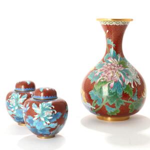 Cloisonné vase samt et par lågkrukker, dekorerede i farver og guld med blomster og fugle. 20. årh.s midte. H. 31 og 13,5. 3