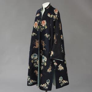 Kinesisk kimono af mørkeblå silke med broderier i farver. Sen Qing. L. 109 fra skulder