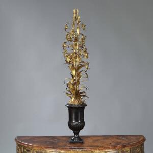 Fransk prydvase med liljer, af patineret og forgyldt bronze. 20. årh.s slutning. H. 98. Diam. 20.