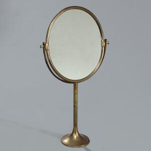 Ovalt engelsk påklædnings-spejl af messing, 20. årh. H. 119. B. 60.