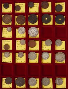 Sarawak, bakke med lille samling typemønter, bl.a., 14 cents 1863, KM 1, 50 cents 1900, KM 11, flere i pæne kvaliteter, 23 stk. samt 5 stk. dubletter