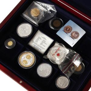 Lille samling af danske og udenlandske mønter og medailler, bl.a.  erindringsmønter, 1930, 1960, 200 kr 2004, Aldernay, 1 Pund 2007 Au, 1,25 g m.m.