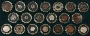 Æske med sølvmønter fra Rusland fra tiden omkring revolutionen samt æske med mønter fra hele Verden fra 20 århundreder, begge fra Mønthuset Danmark