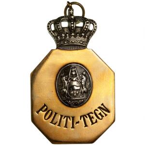 Politi, ottekantet politi-tegn i messing med krone og våbenskjold i lyst metal, 49 x 79 mm med øsken