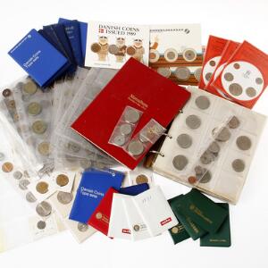Samling af danske mønter i album, banksæt og plastlommer, bl.a ca. DKK 600,- i kurserende mønt samt diverse kr og øre mønter i sølv