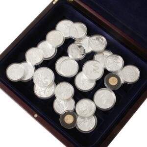 Samling af mønter og medailler fra Mønthuset Danmark, bl.a. 10 kr 1900, 1908, erindringsmønter, 1930, 1953-1967, 1972, diverse udenlandske sølvmønter m.m.