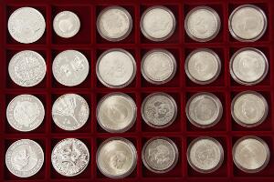 Erindringsmønter 1888 - 2012 komplet, 2 kr - 500 kr, alle Ag i alt 35 stk. på 2 plastbakker