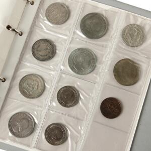 Samling med bl.a. erindringsmønter 1930 - 1972 12 stk., 10 øre 1959, 25 øre 1960, 1967, mange kurserende delvis i sæt, enkelte sedler, medailler