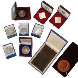 Samling af diverse mønter, medailler og plaketter fra bl.a. Canada, Danmark, Finland, Sverige i sølv, bronze og messing, i alt 10 stk.