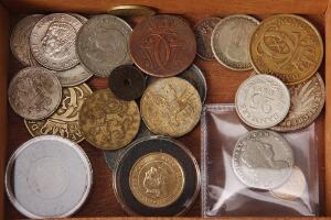 Samling af diverse mønter, bl.a. Sverige, 5 kr 1886, SM 37, F 95, Danmark, Frederik IV, 16 skilling 1715, H 47 samt diverse andre småmønter