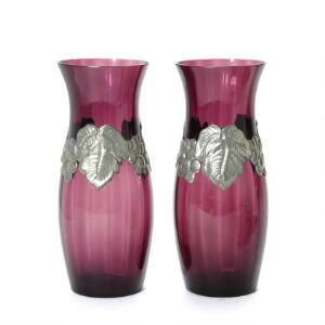 Art nouveau Et par vaser af lilla glas prydet med skønvirke tinmontering i form af drueklaser samt blade. H. 27,5. 2