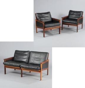 Illum Wikkelsø Capella. Et par lænestole og to-personers sofa med stel af palisander, løse hynder med sort skind. Udført hos N. Eilersen. 3