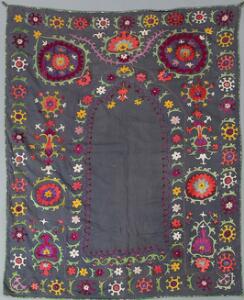 Silke Lakai broderi, Usbekistan. Bedetæppe prydet med niche og blomster og bladværk. 20. årh.s første halvdel. 152 x 118.