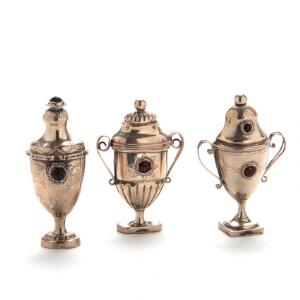 Tre vaseformede hovedvandsæg af sølv, prydede med glasflusser. 19. årh. H. 9-10 cm. 3