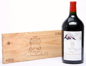 1 bt. Dmg. Château Mouton Rothschild, Pauillac. 1. Cru Classé 1996 A hfin. Owc.