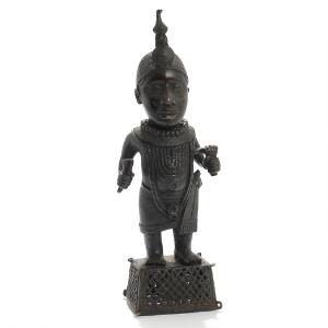 Afrikansk figur af patineret bronze. 20. årh. H. 46,5.