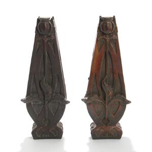 Et par Art Nouveau vaser af bronze, støbt med valmuer og ornamentik. 20. årh.s begyndelse. H. 46,5. 2