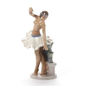 Jens Peter Dahl-Jensen Pompejansk danserinde. Figur af porcelæn, dekoreret i farver. 1292. Dahl-Jensen. H. 26,5 cm