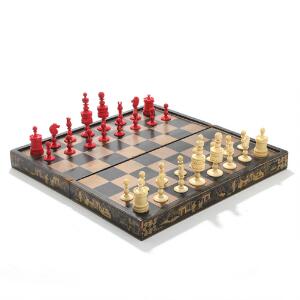 Kinesisk skak- og backgammonspil, bestående af bræt af forgyldt, lakeret træ samt brikker af udskåret elfenben. Ca. 1900. Bræt 42 x 42. 33