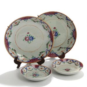 Fire Family rose tallerkener af porcelæn dekoreret med rød, blå og grøn glasur. Kina 18.-19. årh. Diam. 14,5-24,5. 4