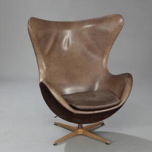 Arne Jacobsen Det gyldne æg. Hvilestol med stel af bronze, betrukket med brunt skind og ruskind. Udført hos Fritz Hansen.