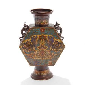 Kinesisk cloisonne vase, i siderne figurer i form af drager. 19. årh. H. 36.