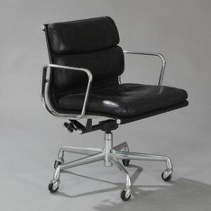 Charles Eames Soft Pad Chair. Kontorstol med drejesokkel og stel af forkromet aluminium. Sæde og ryg betrukket med sort skind. Model EA 434.