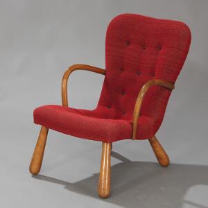 Ubekendt møbeldesign Armstol med armlæn samt kølleben af bøg. Dybthæftet sæde samt ryg betrukket med rødt stof.