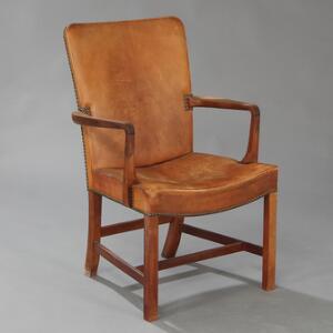 Kaare Klint Armstol med stel af mahogni. Sæde samt ryg betrukket med patineret Niger skind beslået med messingsøm.