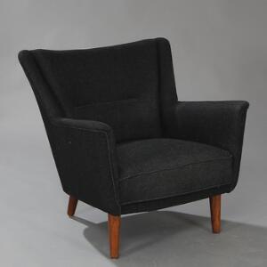 Dansk møbeldesign Overpolstret lænestol med ben af bøg, betræk af koksgrå uld.