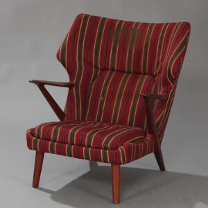 Kurt Olsen Lænestol med stel af teak. Sæde samt ryg betrukket med stribet uld. Udført hos Slagelse møbelværk.