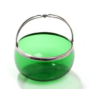 Svend Toxværd Kandisskål af grønt glas med montering og hank af sølv. H. inkl. hank 12. Diam. 10,5.