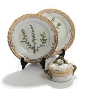 Flora Danica. To tallerkener samt smørskål af porcelæn, Kgl. P., dekoreret i overglasurfarver og guld med blomster. 3