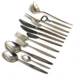 Tias Eckhoff Cypres. Bestik af sterlingsølv, bestående af 77 dele. Vægt ca. 2340 gr. Georg Jensen efter 1945. 77