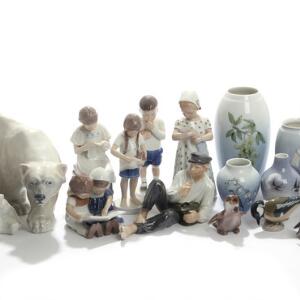 En samling figurer og vaser af porcelæn, Kgl. P. og BG, dekoreret i underglasur. H. 6-19. 19