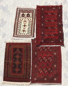 Fire tæppernomadeopbevaringsposer. To turkmenske Ersariafghan chuwals. 174 x 102. 180 x 100. En med silkel. samt to belouch bedetæpper. 164 x 94. 132 x 764