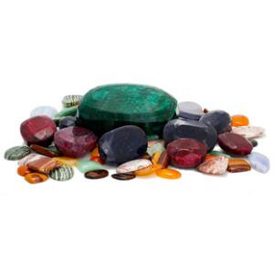 Samling af uindfattede smykkesten bestående af facetslebne smaragder, rubiner og safirer, cabochonslebne agater og skilpaddefigur i lapis lazuli.