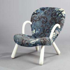 Philip Arctander Muslingestolen. Lænestol med hvidmalede armlæn og ben, sæde og ryg betrukket med dybthæftet, blomstret stof.