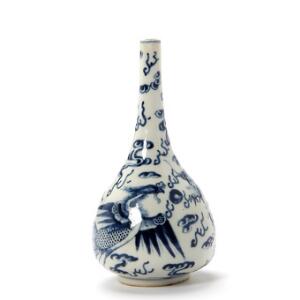 Flaske af porcelæn dekoreret i underglasur blå med drage og fugl phønix, mærke i bund. Joseon Korea H. 20 cm.