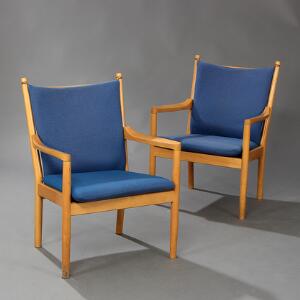 Hans J. Wegner Et par armstole af bøg med tremmeryg. Løse hynder i sæde og ryg betrukket med blå uld. Udført hos Fritz Hansen. 2